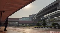 Penerapan PSBB membuat Bandara Soekarno Hatta terlihat sepi karena pembatasan ratusan rute penerbangan dalam dan luar negeri.