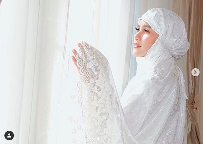 Inilah penampilan Olla Ramlan dalam koleksi mukena yang dirilisnya bersama sahabatnya  dr. Siska Khair ,PGDCC, FAM. Olla merilis mukena tersebut dengan nama brand Olla Ramlan x Al Khair. Mukena premium ini dijual dengan harga Rp 365.000 hingga Rp 3.599.000.  Yang dipakai Olla di foto ini merupakan koleksi Tierra Jasmine, mukena berbahan silk jaqat yang dijual seharga Rp 2.599.000. Foto: Dok. Instagram @ollaramlanxalkhair