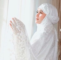 Inilah penampilan Olla Ramlan dalam koleksi mukena yang dirilisnya bersama sahabatnya  dr. Siska Khair ,PGDCC, FAM. Olla merilis mukena tersebut dengan nama brand Olla Ramlan x Al Khair. Mukena premium ini dijual dengan harga Rp 365.000 hingga Rp 3.599.000.  Yang dipakai Olla di foto ini merupakan koleksi Tierra Jasmine, mukena berbahan silk jaqat yang dijual seharga Rp 2.599.000. Foto: Dok. Instagram @ollaramlanxalkhair