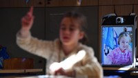 Sekolah dasar dan menengah diberikan lampu hijau untuk memulai kembali kegiatan belajar mengajar dari siswa tahun terakhirnya.