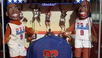 Selain itu fans asal Australia bernama Joshua De Vaney mengoleksi mainan hingga barang-barang beraroma Michael Jordan yang berjumlah lebih dari ratusan itu.