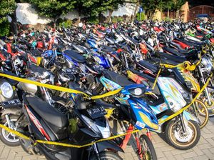 Paniknya Pemuda Naik Motor Protolan padahal Polisi Lewat Ngawal Ambulans