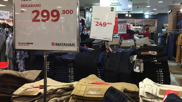 Karyawan menata baju dan celana di salah satu pusat perbelanjaan di Medan, Sumatera Utara, Kamis (14/5/2020). Pusat perbelanjaan tersebut memberikan potongan harga berupa diskon hingga 30-70 persen guna menarik minat pembeli di tengah pandemi COVID-19. ANTARA FOTO/Septianda Perdana/aww.