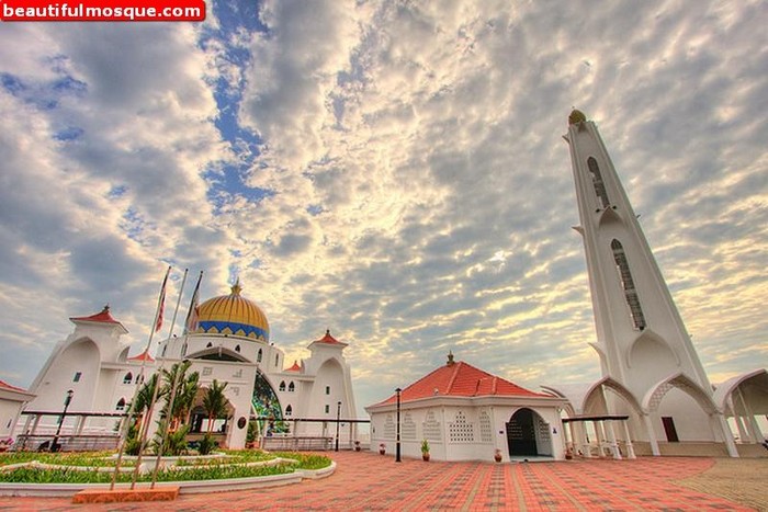 Pesona Masjid Selat Malaka, Masjid Terapung dari Negeri Jiran Masjid Selatan Malaka jadi salah satu bangunan ikonik di Negeri Jiran Malaysia. Masjid ini disebut masjid terapung karena posisinya yang menjuru ke Selat Malaka