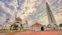 Masjid Selat Malaka jadi salah satu bangunan ikonik di Malaysia. Masjid yang dibuka untuk umum sejak tahun 2016 lalu itu pun kerap disebut sebagai salah satu masjid yang unik di dunia. Istimewa/Dok. www.beautifulmosque.com.