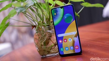 Mengusung layar Super AMOLED 6,4 inch Full HD+.  Foto: Adi Fida Rahman/detikINET