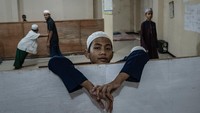 Beginilah aktivitas mereka saat berada di asrama selain mengaji. Mereka juga bermain dan bercengkrama seperti layaknya manusia biasa.