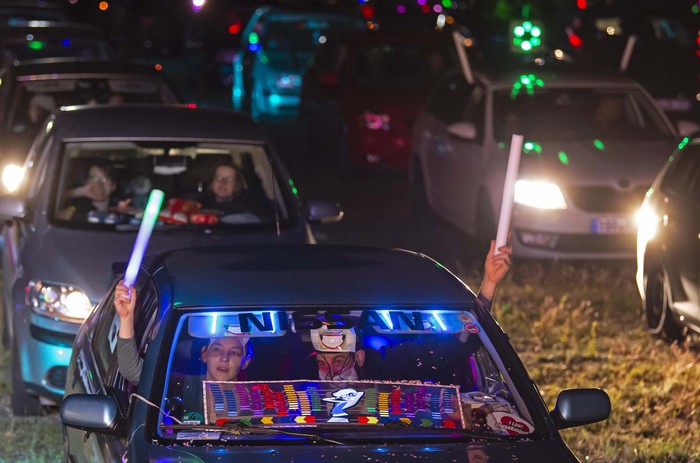 Meriahnya Disko Mobil di Jerman Karena pandemi virus Corona, tempat hiburan dan peristiwa besar di Jerman dibatasi. Disko mobil adalah alternatif yang dinikmati orang. Yuk lihat.