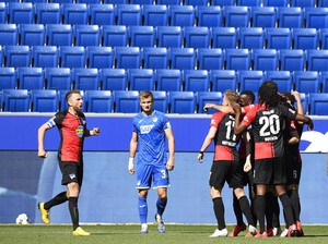 Cium Rekan Setim, Pemain Hertha Berlin ini Tak Disanksi