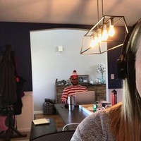 Awalnya suami Cara hanya mengenakan barang-barang yang dimilikinya, seperti topi koboi, perlengkapan berburu, dan kemeja Hawaii. Namun setelah para teman dan kerabat melihat aksi konyol suaminya itu, mereka kini malah mengirimi suami Cara kostum-kostum Halloween. Foto: dok. Cara Fields Linkedin