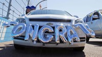 Meski dilarang membuat keramaian di tengah pandemi Corona, Mereka juga tetap nekat menghias mobil yang ditumpangi dan keliling lintasan balap.
