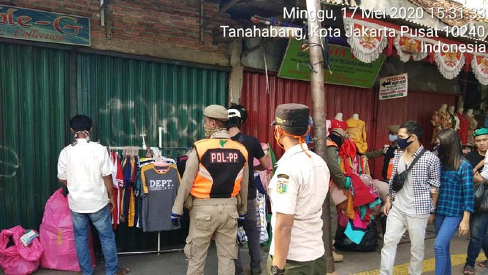 Satpol PP halau pedagang di Pasar Tanah Abang saat PSBB.