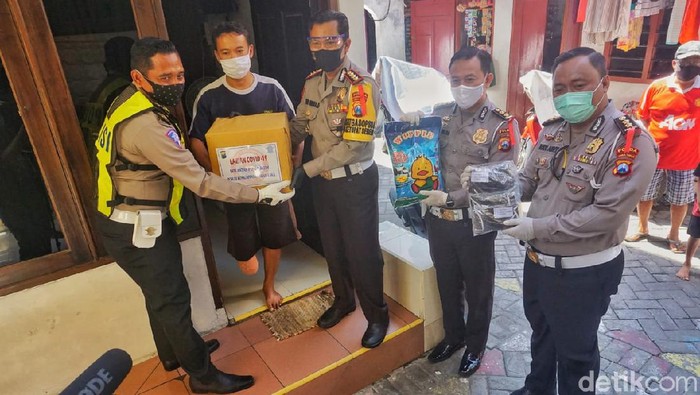 polisi bantu korban kecelakaan