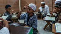 Mereka diajarkan mengaji menggunakan bahasa isyarat serta metode lainnya.