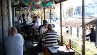 Pedoman pemerintah terkait 3 S untuk restoran juga telah diimplementasikan dengan langkah-langkah Server Duduk, Terpisah, dan Tunggal membatasi kontak untuk pelanggan dan staf. Getty Images/Phil Walter