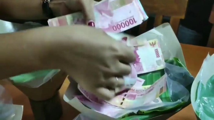 viral juragan tas pasuruan bagi nasi bahagia isi uang Rp 1 juta
