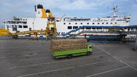 Truk yang akan menyeberang ke Sumatera terparkir di Dermaga 2 menunggu masuk kapal ferry di Pelabuhan Merak, Banten, Minggu (17/5/2020).