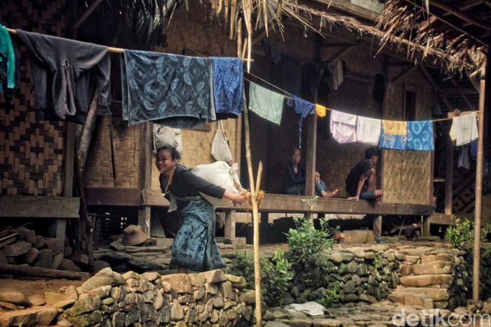 Suku Baduy terkenal dengan adatnya yang masih sangat kental. Tinggal di tengah gunung, mereka menjalankan aktifitasnya dengan cara yang sangat tradisional.