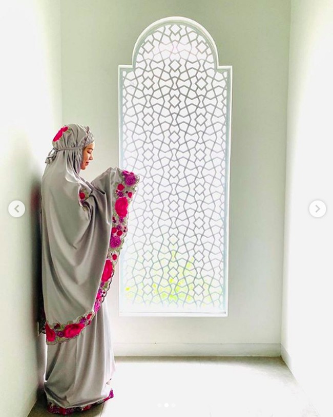 Dewi Sandra ikut mendukung sahabatnya yang berbinis mukena. Dewi memakai mukena Olla Ramlan x dr. Siska Khair seri Al Eden. Mukena ini dibanderol dengan harga Rp 3.599.000. Foto: Dok. Instagram @ollaramlanxalkhair