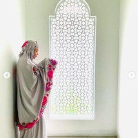 Dewi Sandra ikut mendukung sahabatnya yang berbinis mukena. Dewi memakai mukena Olla Ramlan x dr. Siska Khair seri Al Eden. Mukena ini dibanderol dengan harga Rp 3.599.000. Foto: Dok. Instagram @ollaramlanxalkhair