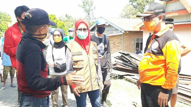 Bupati Luwu Utara, Indah Dewi Indriani meninjau korban banjir akibat Sungai Masamba meluap.
