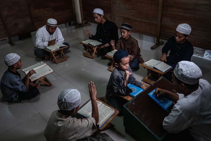 Begini Cara Santri Tuna Rungu Mengaji Mengaji di bulan suci Ramadhan sangat dianjurkan untuk mendulang pundi-pundi amal, seperti yang dilakukan oleh para santri ini. Meskipun dengan segala keterbatasan yang ada, mereka sebagai penderita tuna rungu namun mereka tetap bersemangat mendalami ilmu agama.