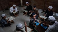 Pondok pesantren tuli Islam, Darul Ashom, didirikan pada September 2019 di Yogyakarta, dan merawat sekitar 17 siswa yang menderita tuli dan gangguan pendengaran.