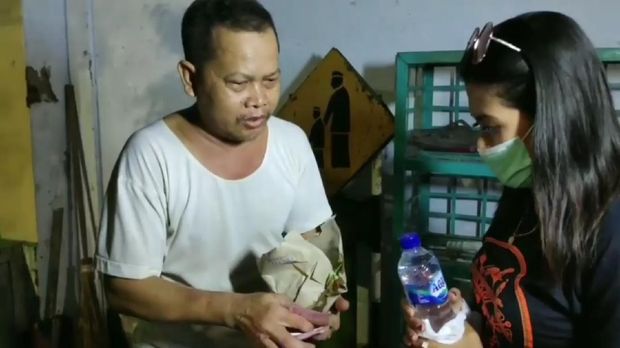Warga yang diberi bantuan