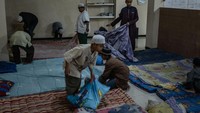 Para santri menggelar kasur untuk tempat mereka beristirahat.