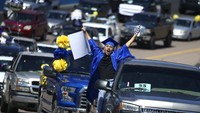 Uniknya, mereka merayakan kelulusannya di lintasan balap Phoenix Raceway, Sabtu (16/5) waktu setempat.