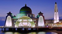 Tak hanya posisi bangunannya yang unik, pembangunan Masjid Selat Malaka diketahui menghabiskan dana mencapai Rp 36 miliar. Istimewa/Dok. www.beautifulmosque.com.