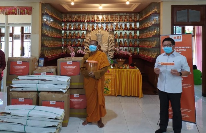 Umat Buddha Bantu APD, Bupati Anas: Gotong Royong Kunci Melewati Pandemi