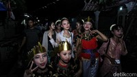 Rombongan penari Sintren berjalan menuju lokasi acara di Pesisir, Cirebon. Dalam kesenian ini, diyakini bahwa yang menari bukanlah sang penari sintren melainkan roh seorang putri. Pawang akan memasukkan roh bidadari ke penari tersebut. Konon saat memainkan peran sintren, sang penari tidak sadarkan diri alias kerasukan. Itulah sebabnya pertunjukan ini terkesan erat dengan aroma mistis atau magis.