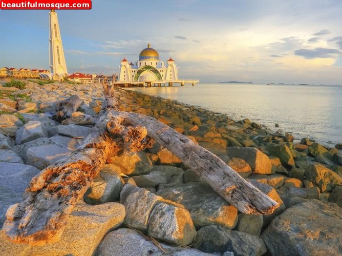 Masjid Selatan Malaka jadi salah satu bangunan ikonik di Negeri Jiran Malaysia. Masjid ini disebut masjid terapung karena posisinya yang menjuru ke Selat Malaka