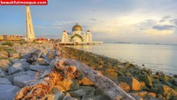 Keunikan masjid ini berada pada posisi bangunannya yang menjuru ke Selat Malaka. Hal itu membuat bangunan masjid ini tampak mengapung di atas selat terpanjang di dunia tersebut. Istimewa/Dok. www.beautifulmosque.com.