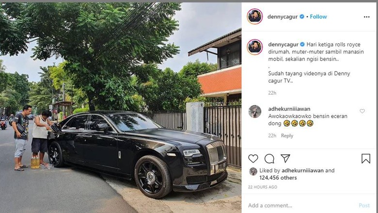 Rolls-Royce diisi bensin pinggir jalan alias eceran Rolls-Royce diisi bensin pinggir jalan alias eceran