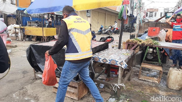 Warga tak pakai masker di Kota Bogor dihukum sapu jalanan hingga pungut sampah