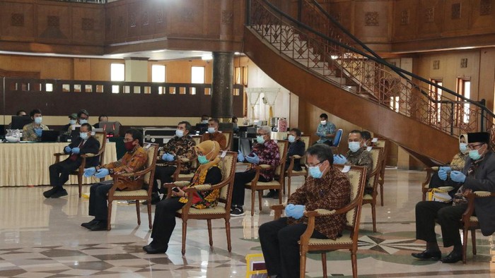 Digelar secara langsung, seluruh peserta pemilihan rektor UPI ikut rapid test