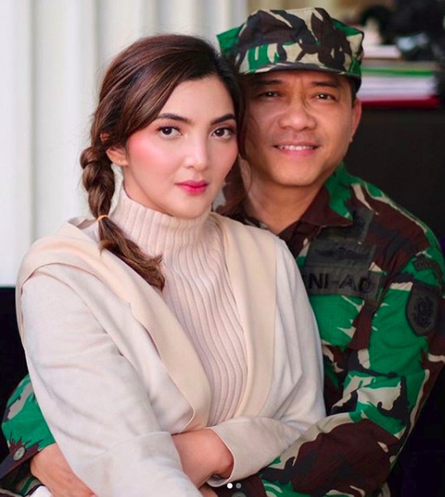 Pernah menikah dengan Krisdayanti dan dikaruniai dua orang anak, Aurel dan Azriel Hermansyah, Anang memutuskan untuk kembali menikahi artis lainnya usai bercerai dengan Krisdayanti. Anang lalu menikahi Ashanty dan keduanya kini telah hidup bahagia. Foto: Instagram