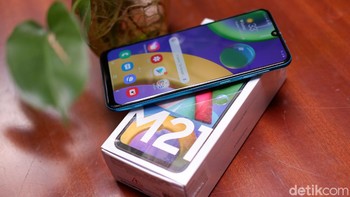 Samsung mematok harga ritel ponsel ini Rp 3,199 juta.  Foto: Adi Fida Rahman/detikINET