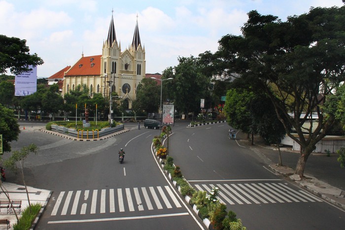 PSBB RESMI DITERAPKAN DI MALANG RAYA Suasana jalan yang lengang saat pemberlakuan Pembatasan Sosial Berskala Besar (PSBB) hari pertama di jalan Basuki Rahmat, Malang, Jawa Timur, Minggu (17/5/2020). Pemerintah resmi memberlakukan Pembatasan Sosial Berskala Besar (PSBB) untuk kawasan Malang Raya yakni Kota Malang, Kabupaten Malang dan Kota Batu mulai tanggal 17 Mei 2020 sebagai upaya pencegahan penyebaran COVID-19. ANTARA FOTO/Ari Bowo Sucipto/foc.
