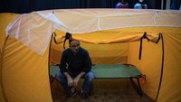 Anies Baswedan sempat masuk ke dalam tenda untuk isolasi pasien COVID-19 tersebut.