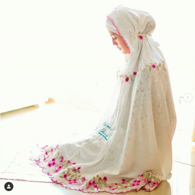 Mukena Olla Ramlan x Al Khair seri Al Eden tampak dipakai Alyssa Soebandono. Alyssa memakai mukena yang dibanderol seharga Rp 3.599.000. Foto: Dok. Instagram @ollaramlanxalkhair