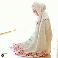 Mukena Olla Ramlan x Al Khair seri Al Eden tampak dipakai Alyssa Soebandono. Alyssa memakai mukena yang dibanderol seharga Rp 3.599.000. Foto: Dok. Instagram @ollaramlanxalkhair