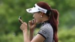 Bikin Salah Fokus! Pegolf Cantik Ini Make Up di Tengah Lapangan
