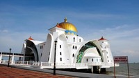 Masjid Selat Malaka memiliki luas 1,8 hektar. Tak heran masjid ini dapat menampung hingga 2.000 jemaah dalam sekali ibadah. Istimewa/Dok. www.mosqpedia.org.  