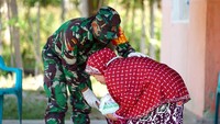 Koptu Ishak Nur yang bertugas di Kodim 1314/Gorontalo Utara tersebut menyisihkan tiga bulan uang tunjangannya sebagai Babinsa dan membagikannya dalam bentuk takjil, makanan dan uang tunai untuk warga desa binaannya selama empat hari terakhir.