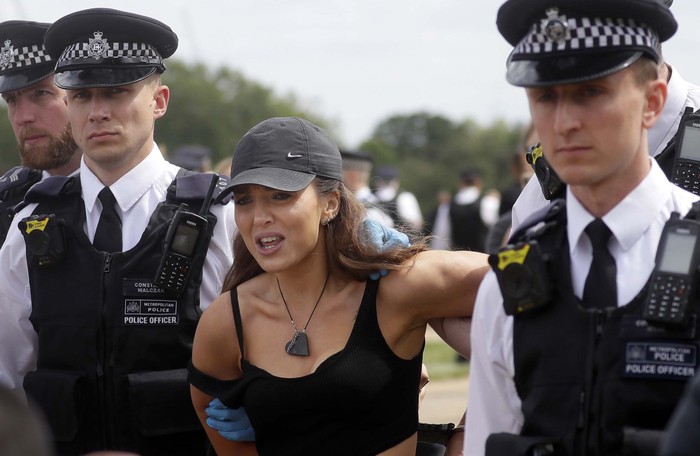 19 Pendemo Diamankan Polisi London Karena Langgar Social Distancing Kepolisian London menangkap 19 orang pendemo pada Sabtu (16/5) waktu setempat. Belasan orang tersebut ditangkap karena sengaja melanggar pedoman social distancing.