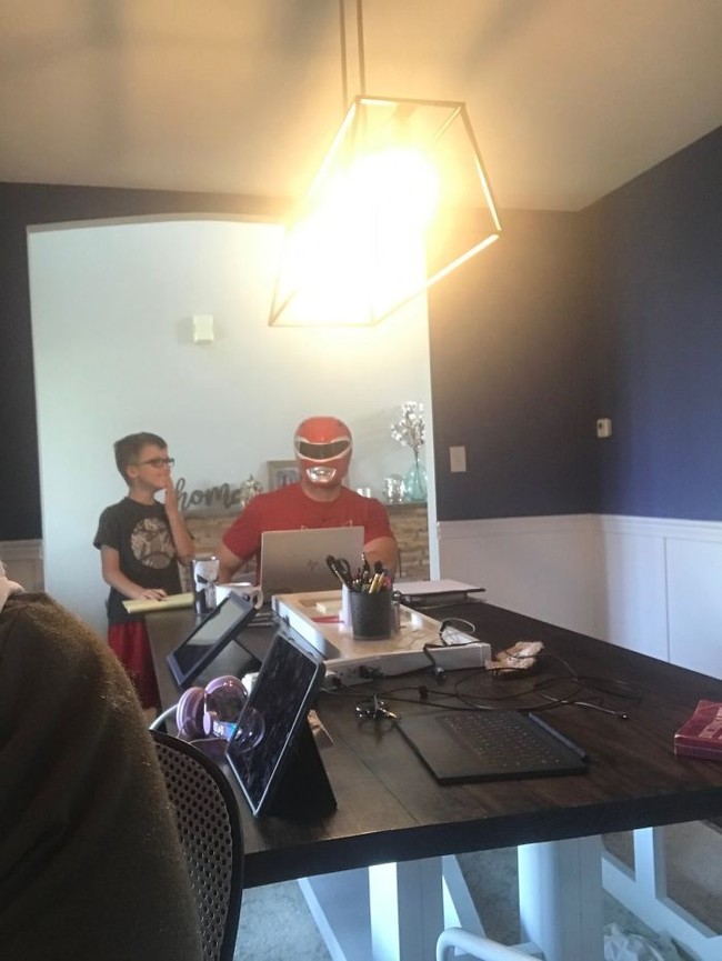 Rekan-rekan saya suka ini. Walaupun sangat aneh melihat orang lain tertawa saat kamu sedang melakukan presentasi, tapi kemudian kamu menyadari bahwa ada sesuatu yang konyol di belakangmu. Ini benar-benar membantu orang-orang ingat untuk berhenti sejenak dan tertawa selama masa-masa ini, kata Cara. Foto: dok. Cara Fields Linkedin