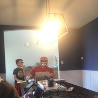 Rekan-rekan saya suka ini. Walaupun sangat aneh melihat orang lain tertawa saat kamu sedang melakukan presentasi, tapi kemudian kamu menyadari bahwa ada sesuatu yang konyol di belakangmu. Ini benar-benar membantu orang-orang ingat untuk berhenti sejenak dan tertawa selama masa-masa ini, kata Cara. Foto: dok. Cara Fields Linkedin